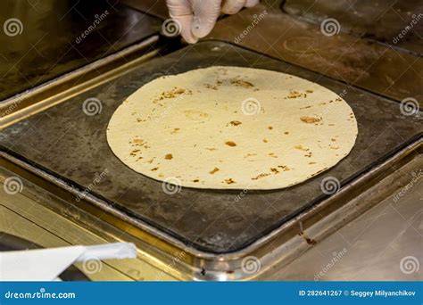 Proceso de estirar y cocinar tortillas de trigo caseras