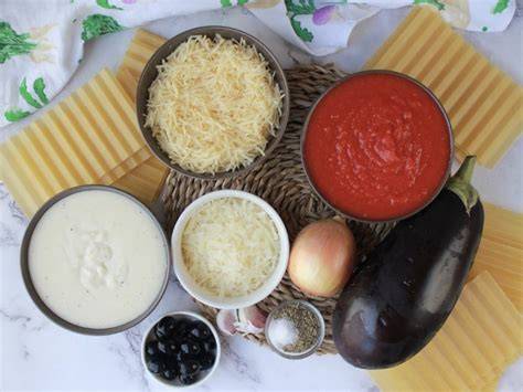 Ingredientes frescos para lasaña de berenjena