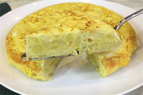 Tortilla de patata con anchoas y pimiento rojo