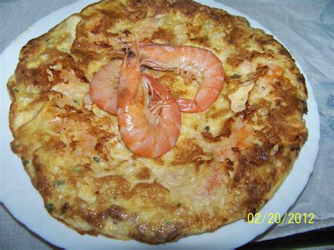 Tortilla con langostinos y perejil fresco