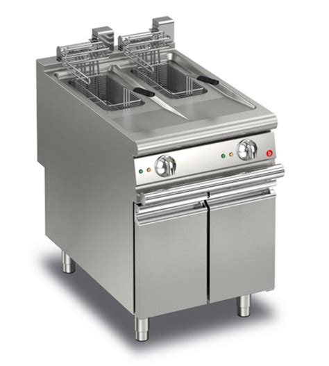 Freidoras industriales en una cocina profesional