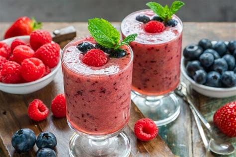 Batido de frutos rojos con leche de coco en un vaso