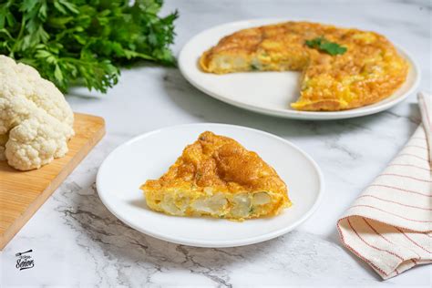 Tortilla de coliflor recién hecha en sartén