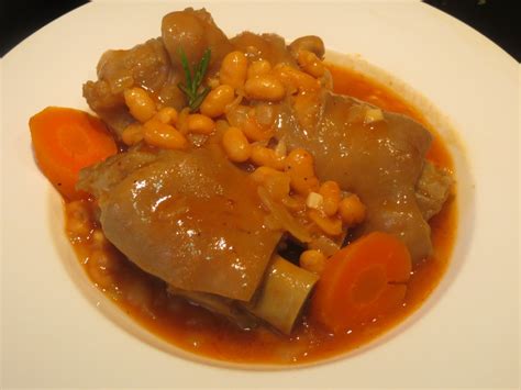 Plato de pies de cerdo con alubias