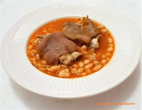 Ingredientes para pies de cerdo con alubias