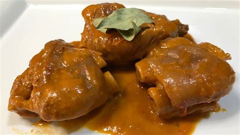 Manitas de cerdo cociéndose en olla express
