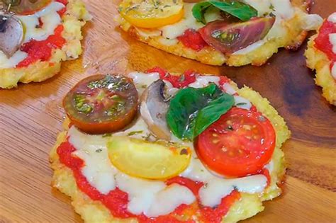 Plato de mini pizzas de coliflor