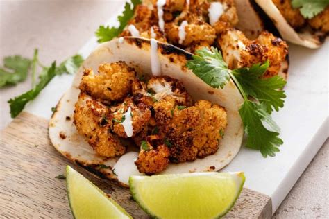 Imagen de tacos de coliflor coloridos