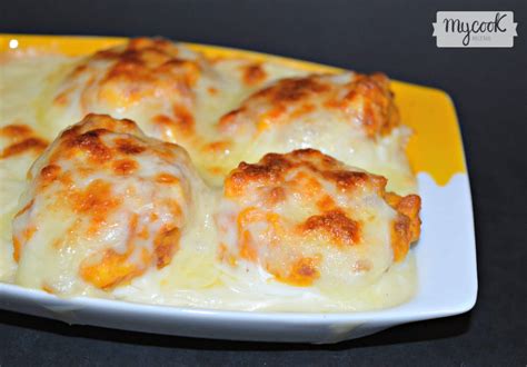 Huevos rellenos con bechamel recién hechos