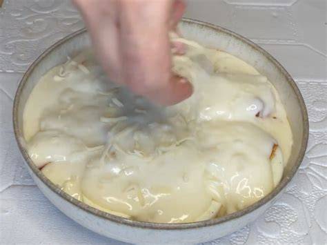 Salsa bechamel cremosa para cubrir los huevos