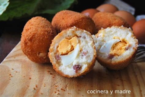 Huevos rebozados con bechamel listos para servir