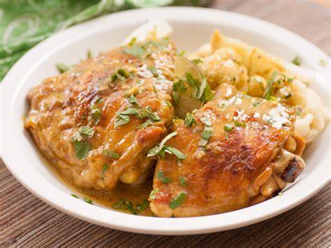 Contramuslos de pollo en un recipiente para microondas con especias y verduras