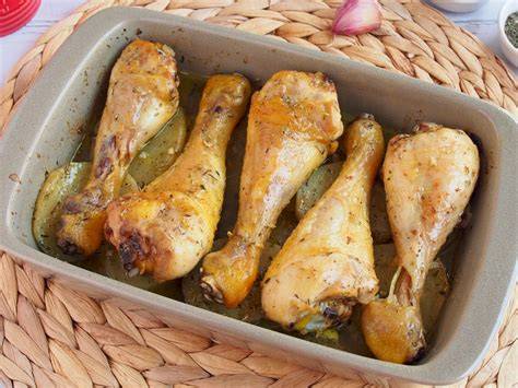 Jamoncitos de pollo marinados en un bol con adobo