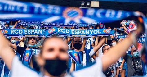 Aficionados del Espanyol con esteladas en el estadio