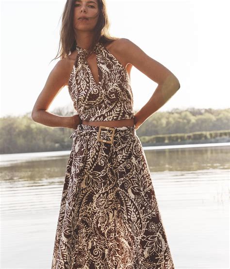 Ejemplo de conjunto coordinado de falda y top estampado