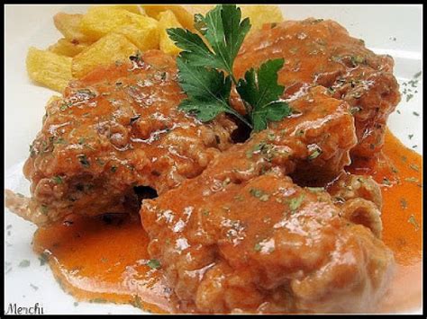 Manitas de cerdo rebozadas en un plato