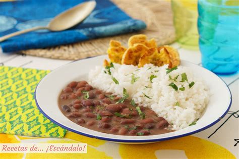 Mesa con arroz blanco, picadillo cubano, frijoles negros y tostones