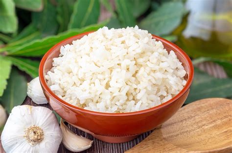 Arroz blanco recién cocido y suelto