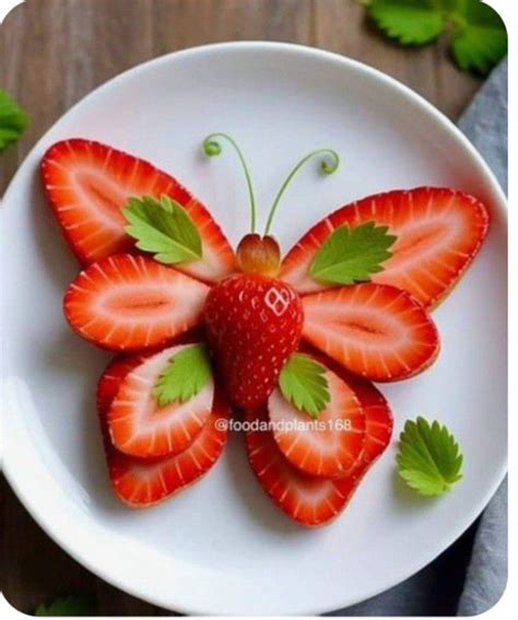 Plato de pan perdido decorado con frutas y canela