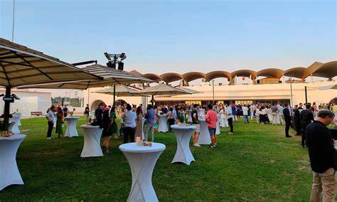 Evento corporativo al aire libre con estaciones de barbacoa