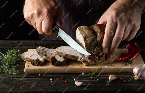 Chef cortando carne de espeto en un servicio de catering rodizio