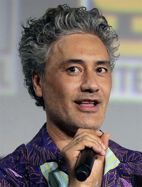 Kit Connor y Taika Waititi en el estudio de grabación