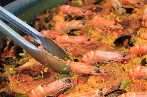Paella recién hecha en barbacoa