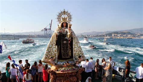 Imagen de la procesión de la Virgen del Carmen en Cangas del Narcea con fuegos artificiales