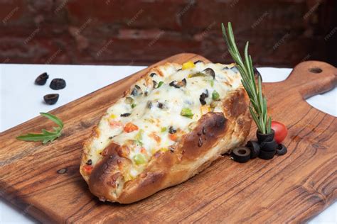 Pan cook relleno servido en una mesa rústica