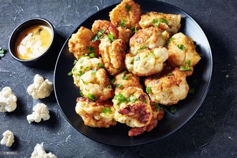 Coliflor en tempura frita con salsa