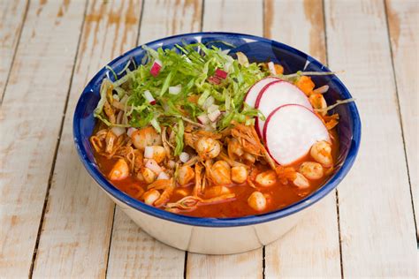 Plato de pozole rojo