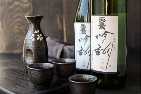 Botellas de sake artesanal japonés sobre una mesa de madera tradicional