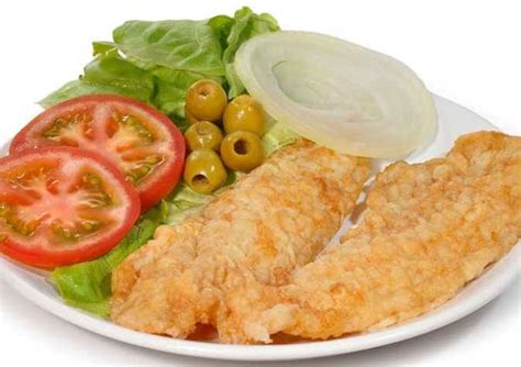 Plato equilibrado con pescado rebozado y ensalada