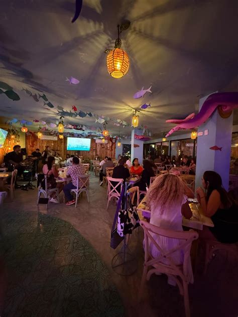 Interior de Las Hijas de la Tostada Satélite con música en vivo