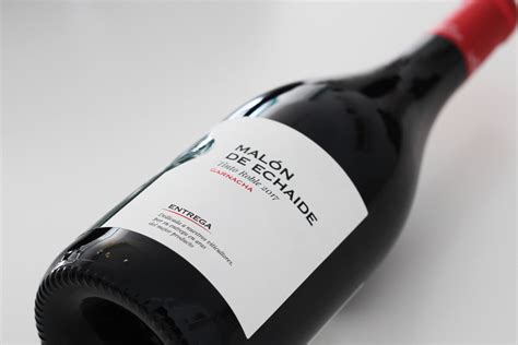 Ilustración de una botella de vino de garnacha dulce con uvas, quesos y chocolates en un ambiente tradicional del Empordà