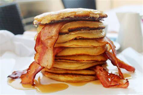 Tortitas americanas con sirope y frutas