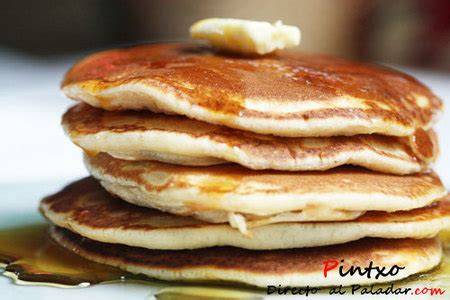 Tortitas americanas apiladas con sirope