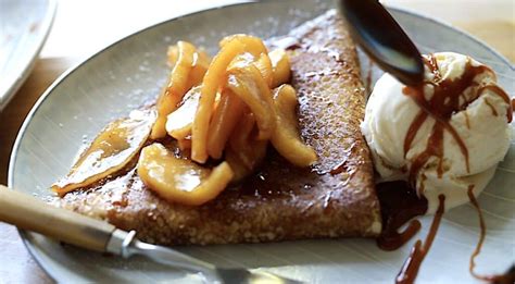 Crepe Salidou con manzana, caramelo salado y helado de vainilla