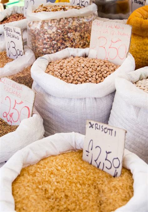 Variedad de legumbres en un mercado
