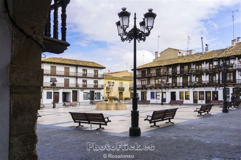 Plaza Mayor de Tarazona de la Mancha con sus casas blancas y balaustradas de madera