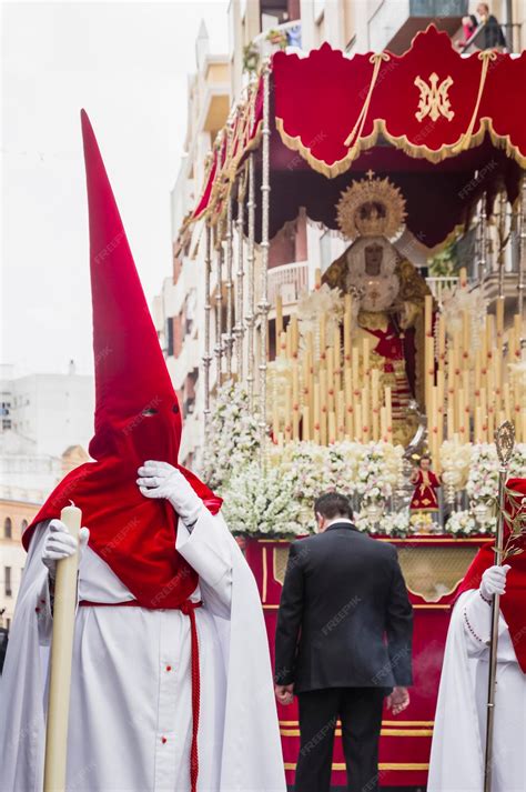 Procesión de Semana Santa con penitentes y pasos religiosos