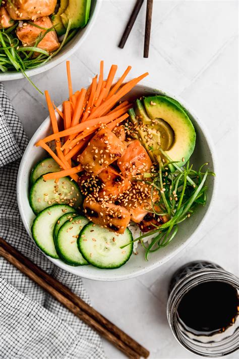 Plato de poke bowl con salmón salvaje de Alaska