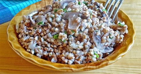 Trigo sarraceno cociéndose en una olla