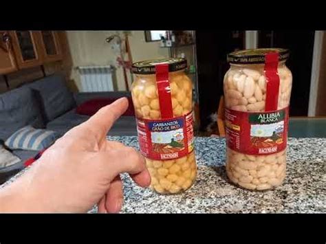 Niños jugando con garbanzos y alubias en un bote