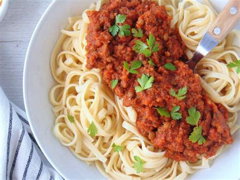 Plato de pasta con salsa boloñesa de lentejas