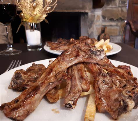 Plato de carnes a la brasa en el Restaurante El Cordero