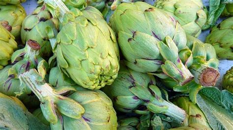 Variedades de alcachofa en un mercado