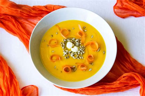 Crema fría de coliflor y zanahoria servida en un bol decorado