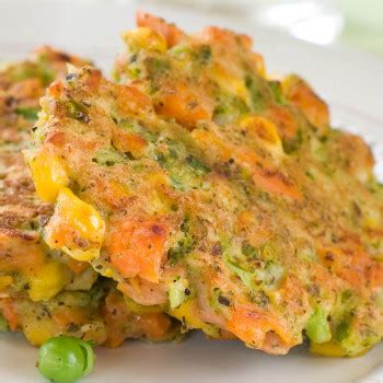 Tortitas de coliflor y zanahoria con ensalada verde
