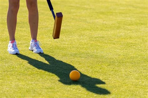 Jugador golpeando una bola de croquet con un mazo
